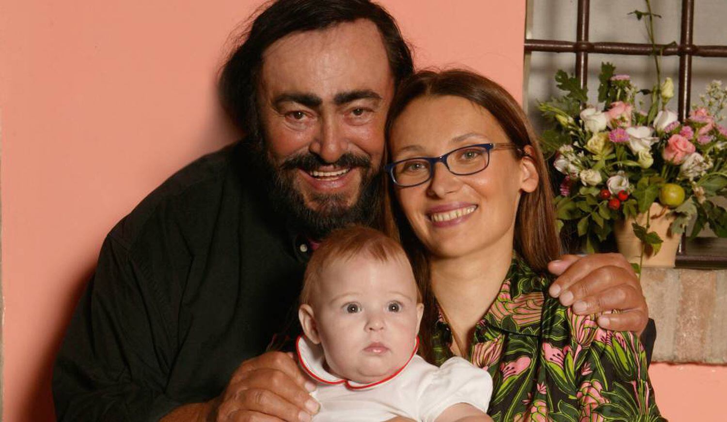 Luciano Pavarotti, junto a su esposa Nicoletta Mantovani y a su hija Alice, en 2003.