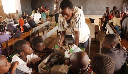 Uno de los integrantes de 'OuagaLab' enseña informática y tecnología en una escuela de Uagadugú.