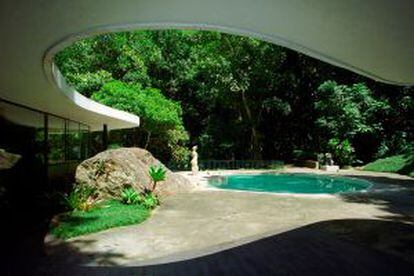 Piscina de la Casa das Canoas, de Óscar Niemeyer, en Río de Janeiro.
