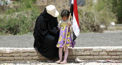 Una mujer y una ni&ntilde;a yemen&iacute;es tras una protesta contra los ataques de Arabia Saud&iacute;