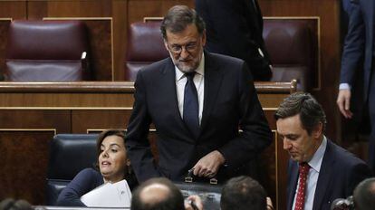 Mariano Rajoy (c), junto a Soraya Sáenz de Santamaría, y Rafael Hernando.