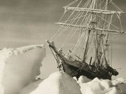 El 'Endurance' de Shackleton, atrapado en el hielo; la foto fue tomada por el documentalista de la expedición, Frank Hurley.