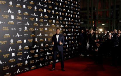 El delantero francés del París Saint Germain (PSG) Kylian Mbappé, posa para los fotógrafos a su llegada a la gala del 'Balón de Oro 2018'.