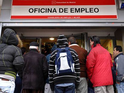 Un grupo de personas ante una oficina de empleo en la Comunidad de Madrid.
