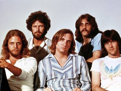 Por qué estas 10 canciones (demasiado malas o demasiado buenas) casi arruinan la carrera de sus artistas