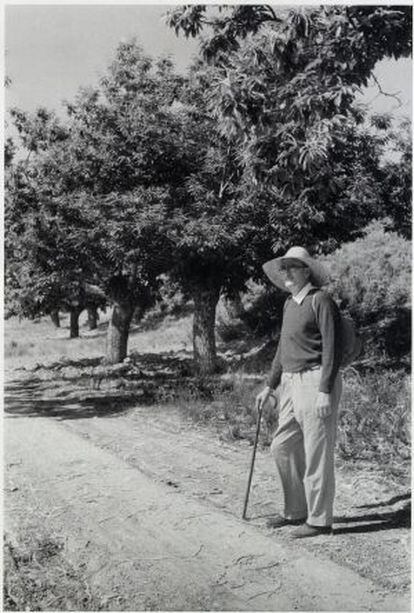 Ramón Carnicer, en 1962, durante su viaje por la comarca leonesa de La Cabrera. Foto: Editorial Gadir