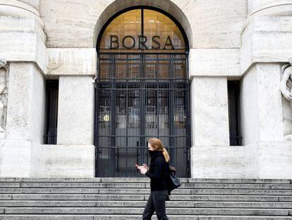 Un viandante pasa por delante de la Bolsa de Milán.