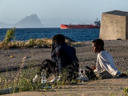 Migrantes sin hogar tras cruzar la frontera de Ceuta desde Marruecos el pasado 23 de mayo de 2021. / Javier Bauluz