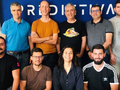 Pablo Enciso, CEO de Predictiva (arriba, el primero por la izquierda), junto a gran parte del equipo de la startup malague&ntilde;a. 