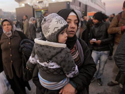 Refugiados desembarcan ayer en Atenas, procedentes de Lesbos.