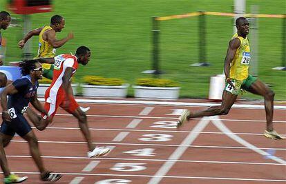 Bolt se impone con autoridad en la final de los 100 metros lisos de los Juegos de Pekín
