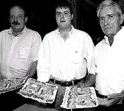 Jacinto, Mikel y Blas (de derecha a izquierda), tres generaciones del Vallés, con sus gildas.