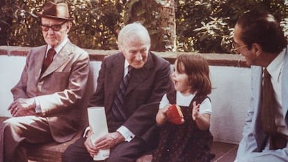 El poeta J. V. Foix amb Joan Miró, en una imatge familiar de Joan Teixidor amb Maria, la seva néta.