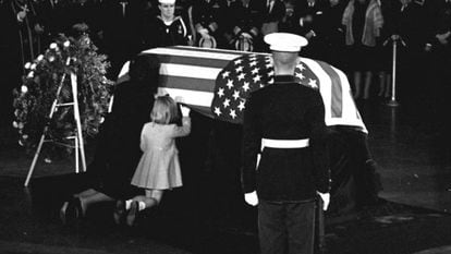 Jacqueline Kennedy y su hija Caroline besan el ata&uacute;d del presidente John F. Kennedy durante su funeral, el 24 de noviembre de 1963.