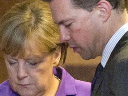 La canciller Angela Merkel consulta su m&oacute;vil en Bruselas.
