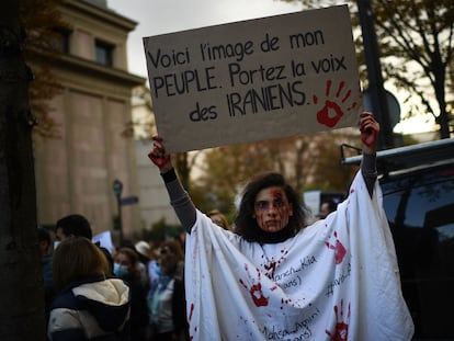 Una joven, este domingo, manifestándose en París en contra de la represión iraní.