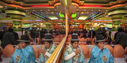 Dos mujeres con vestimenta tradicional en una sala de fiestas en El Alto, en Bolivia.