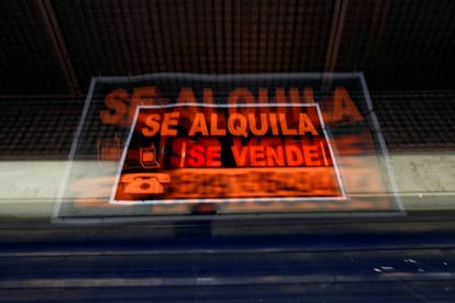 Carteles de 'se alquila' y 'se vende', en Madrid.
