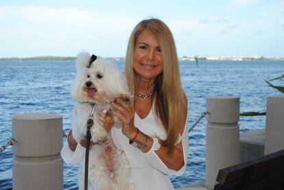 Jeannette Rodríguez en Miami durante la entrevista con EL PAÍS posando con su perro Joker Joseph. Le puso ese nombre por el personaje de 'Batman' y por su segundo nombre de pila, Josefina. Pero cuando camina con él, suele llamarlo simplemente "papá".