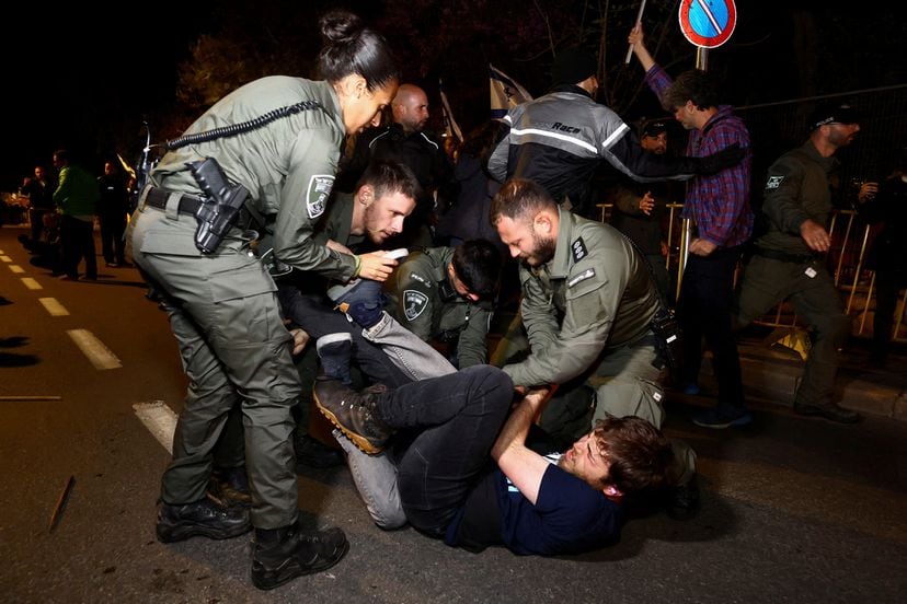 Un manifestante es detenido durante las protestas en Jerusalén, este domingo. 
