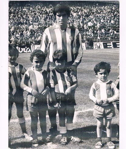 Con mi hermano Agustín, en mayo de 1975. En aquellos maravillosos años, mi padre Escolastico Guijarro Chamero nos llevaba al Calderón vestidos con el uniforme del Atleti y nos dejaban entrar en el campo para fotografiarnos con nuestros idolos. Yo tenía cuatro años (a la derecha de la foto) y mi hermano Agustin 7 junto al brazo derecho de Melo.