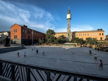 Vista de la Plaça de Can Mario a Palafrugell, on hi ha el Museu d'Escultura Contemporània i el Museu del Suro.