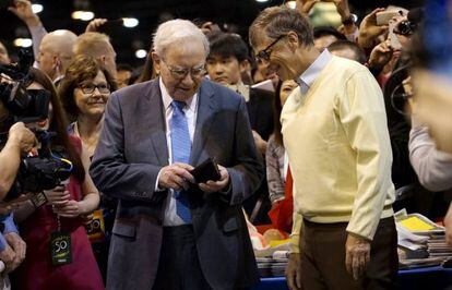 Warren Buffett junto a Bill Gates en la junta anual de Berkshire Hathaway