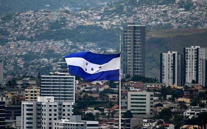 La bandera de Honduras hondea el 23 de noviembre en una céntrica calle de Tegucigalpa.
