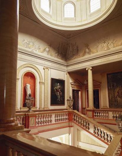 Escalera central del palacio, con la estatua romana de Afrodita Genetrix.