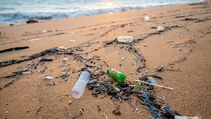 Restos de plástico no reutilizable en una playa