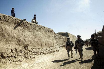 Españoles del COP Ricketts de Moqur, patrullan junto con el ANA (Nuevo Ejército Afgano) por Komuri, pueblecito en la Ruta Sulfur.