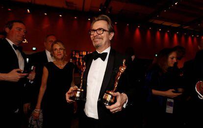 Gary Oldman, con su Oscar y el de Frances McDormand, en el Baile de los Gobernadores.