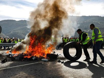 Olivareros cortan la A-4 en La Carolina (Jaén) y queman neumáticos en protesta por los bajos precios.