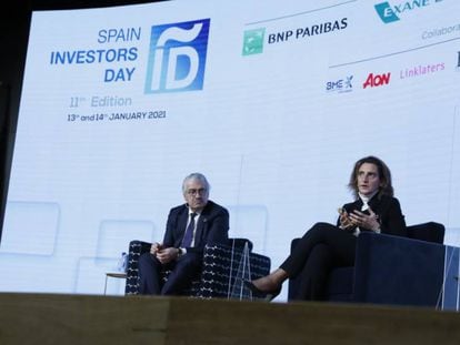 Teresa Ribera, ministra para la Transición Ecológica y el Reto Demográfico, junto al consejero delegado de Endesa, José Bogas, este miércoles en el Spain Investors Day, en Madrid.