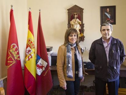 Nieves Ciprés presidenta de DNE y Javier Echarri alcalde de Garínoain en el Ayuntamiento el pasado 15 de mayo.