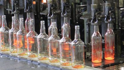 Proceso de fabricaci&oacute;n de botellas en una planta de Verallia.