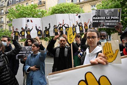 Manifestación en París de denuncia de los vínculos entre Marine Le Pen y Vladímir Putin, durante una rueda de prensa ofrecida el 13 de abril por la candidata ultraderechista.
