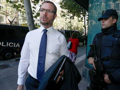 Javier Maroto llega a la sede del PP en la calle de Génova (Madrid) en octubre de 2016.