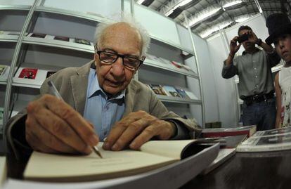 Sergio Pitol firma libros en la Feria de Veracruz.