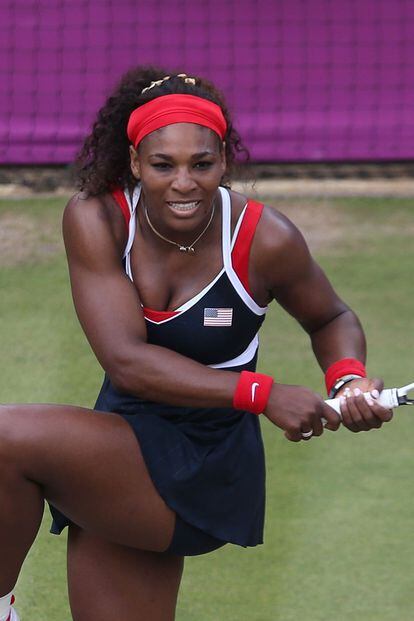 Por todos es conocida la coquetería de las hermanas Williams, incluso dentro de la pista. Aquí Serena lleva la cinta del pelo perfectamente combinada con el resto de su equipación.