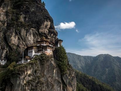 El Nido del Tigre, el monasterio que cuelga de un acantilado, en Bután.