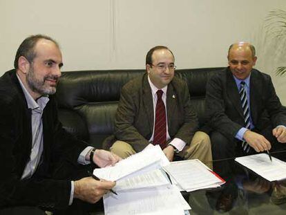 De izquierda a derecha, Joan Ridao, Miquel Iceta y Joan Boada, ayer en el Parlament.