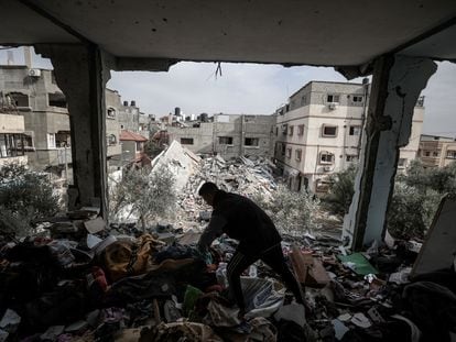 Un hombre rebusca en un edificio destruido en un ataque israelí en el campo de refugiados de Nuseirat, en el centro de Gaza, este sábado.