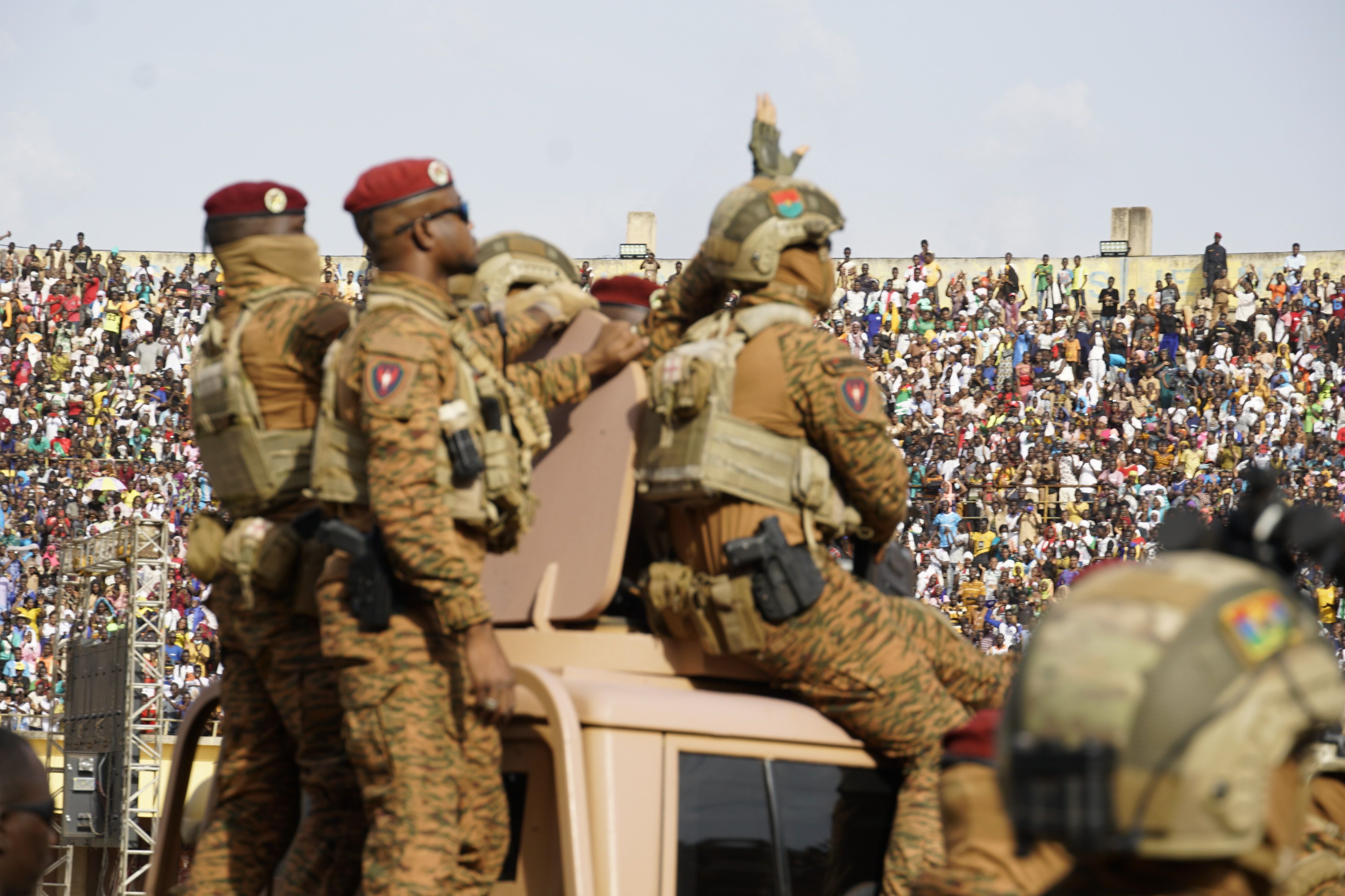 El viaje con escolta de dos deportistas de Burkina Faso para competir y representar a una región tomada por los yihadistas