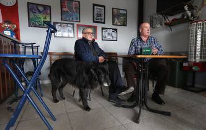Joaquín Cidad y José Manuel Rodríguez en el bar de Sargentes.