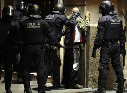 Los agentes detienen a uno de los participantes en la marcha no autorizada de este sábado en la capital catalana