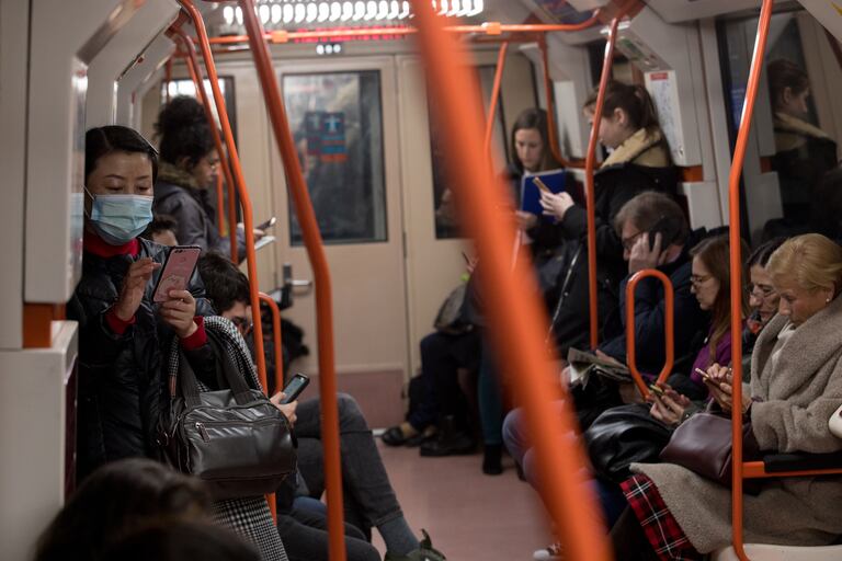 Varios usuarios de Metro, este jueves.