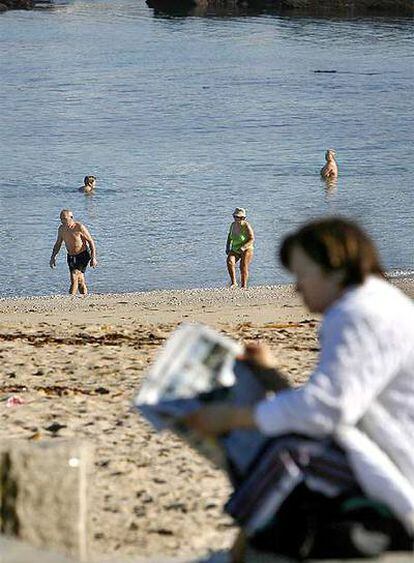 Varios bañistas han acudido hoy a la playa de Riazor (A Coruña).