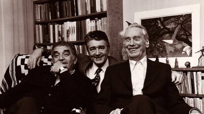 Francisco J. Uriz (centro), entre Gabriel García Márquez y Artur Lundkvist, en una foto sin datar del archivo de Uriz.