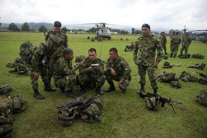 Un grupo de soldados del operativo desplegado para capturar a Alfonso Cano, ayer en la base de Popayán.